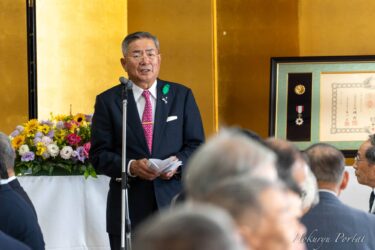 [Duygusal ve minnettar bir kutlama] Eski Hokuryu Belediye Başkanı Yutaka Sano, Yükselen Güneş, Altın ve Gümüş Işınlar Nişanı'nı almasını kutluyor