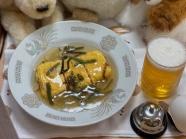 ☀️🌞 पेश है हमारा सीक्रेट मेन्यू: जंगली सब्ज़ियों और जापानी स्टाइल की गाढ़ी चटनी वाला गाढ़ा ऑमलेट 800 येन में। आइए और इसे आज़माएँ! [किचन सेइसी]