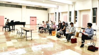 山本先生が「ひまわりコーラスの良い所」を話してくれました。「常に前向きで、指導者の要求に疑うことなく素直に応じて歌う」￼だそうです【北竜町ひまわりコーラス】