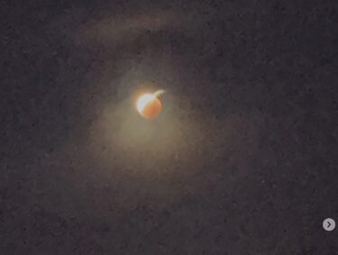 ☀️🌞 今朝4時の空です。皆既月食見れました。写メを撮って見たんですが、見づらくてすみません【Kitchen晴晴】