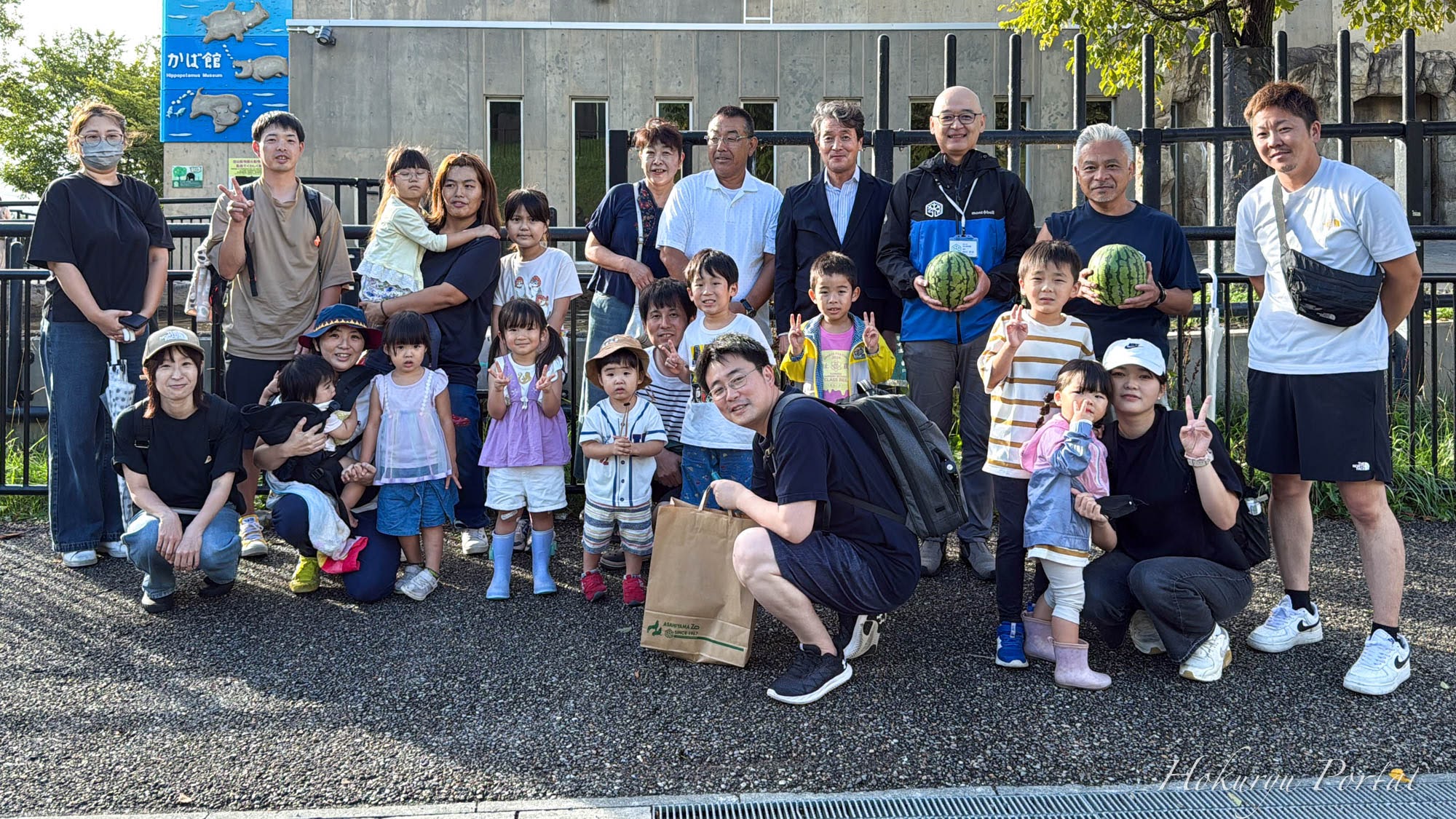 大きな歓声！旭山動物園のカバさんへ北竜町から「ひまわりすいか」を贈呈