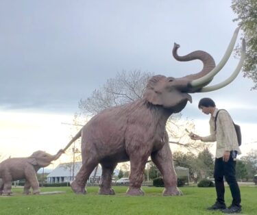 久しぶりのお出かけん玉・今回は道の駅忠類横にあるナウマン公園にて、来た記念に撮影しました✨ 立派なナウマン象でした👏【北竜けん玉クラブ】