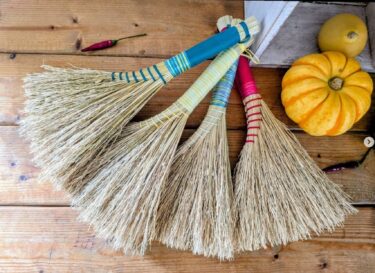 久々のミゴぼうき🌾🌾🌾 藁から1本1本ミゴを抜いて丁寧に作りました。今週末にある #ひまわりクラフトマルシェ @hokuryu.craft に持っていきたいと思っています☺️【tumugi1114】