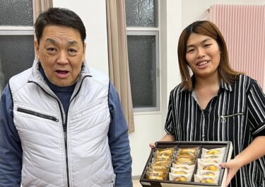 Thứ Năm, ngày 23 tháng 10. Hôm nay chúng ta có buổi tập với 16 người. Hãy cố gắng hát những nốt cao thật hay nhé! ￼Thêm nữa, hôm nay còn được nhận rất nhiều kẹo ngọt nữa￼ [Hợp xướng Hoa Hướng Dương Thị trấn Hokuryu]