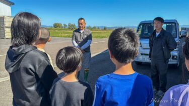 真竜小学校５年生「稲作体験・脱穀」命の循環とハイテクが紡ぐ「ひまわりライス」の魂の物語