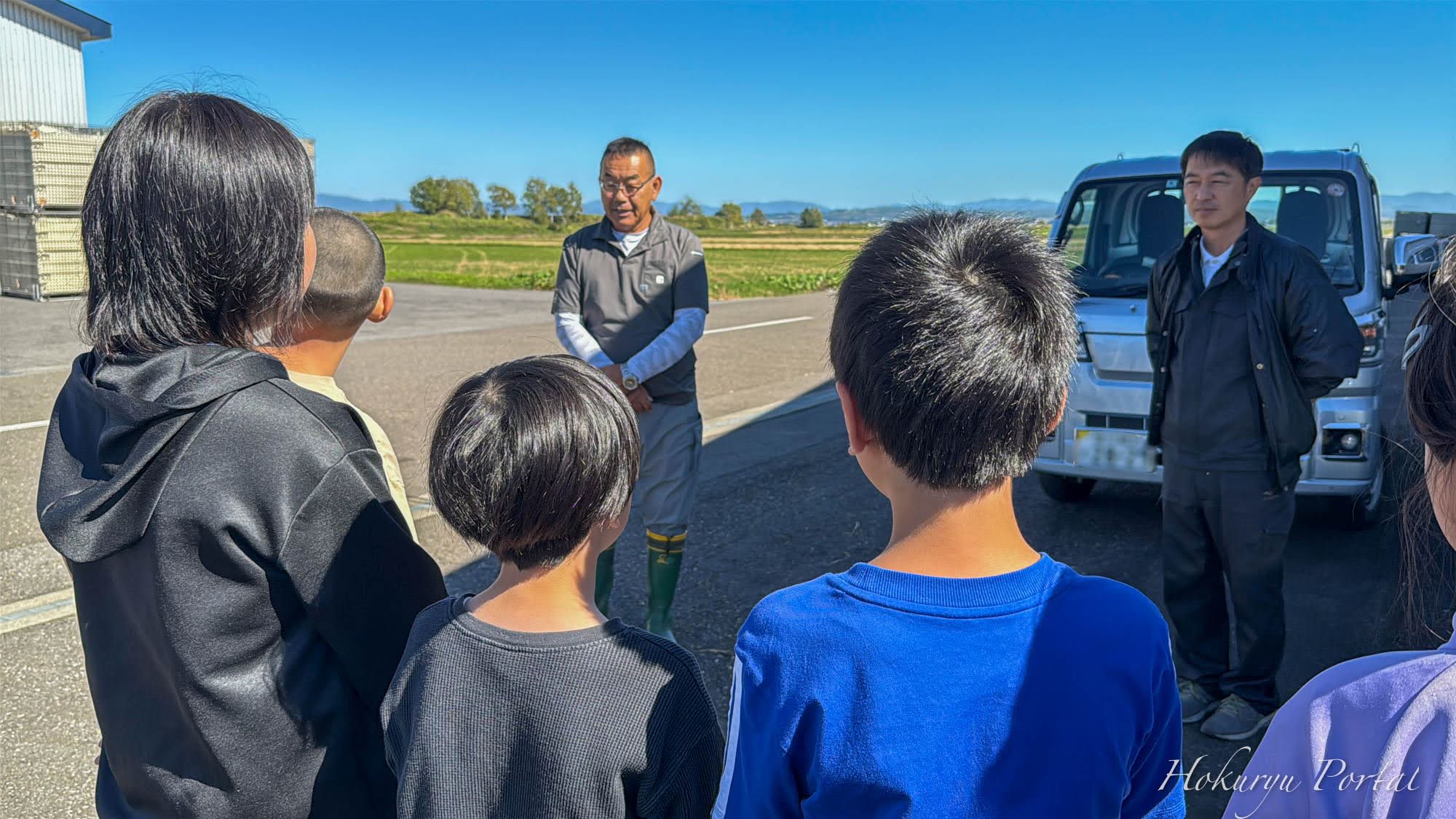 真竜小学校５年生「稲作体験・脱穀」命の循環とハイテクが紡ぐ「ひまわりライス」の魂の物語