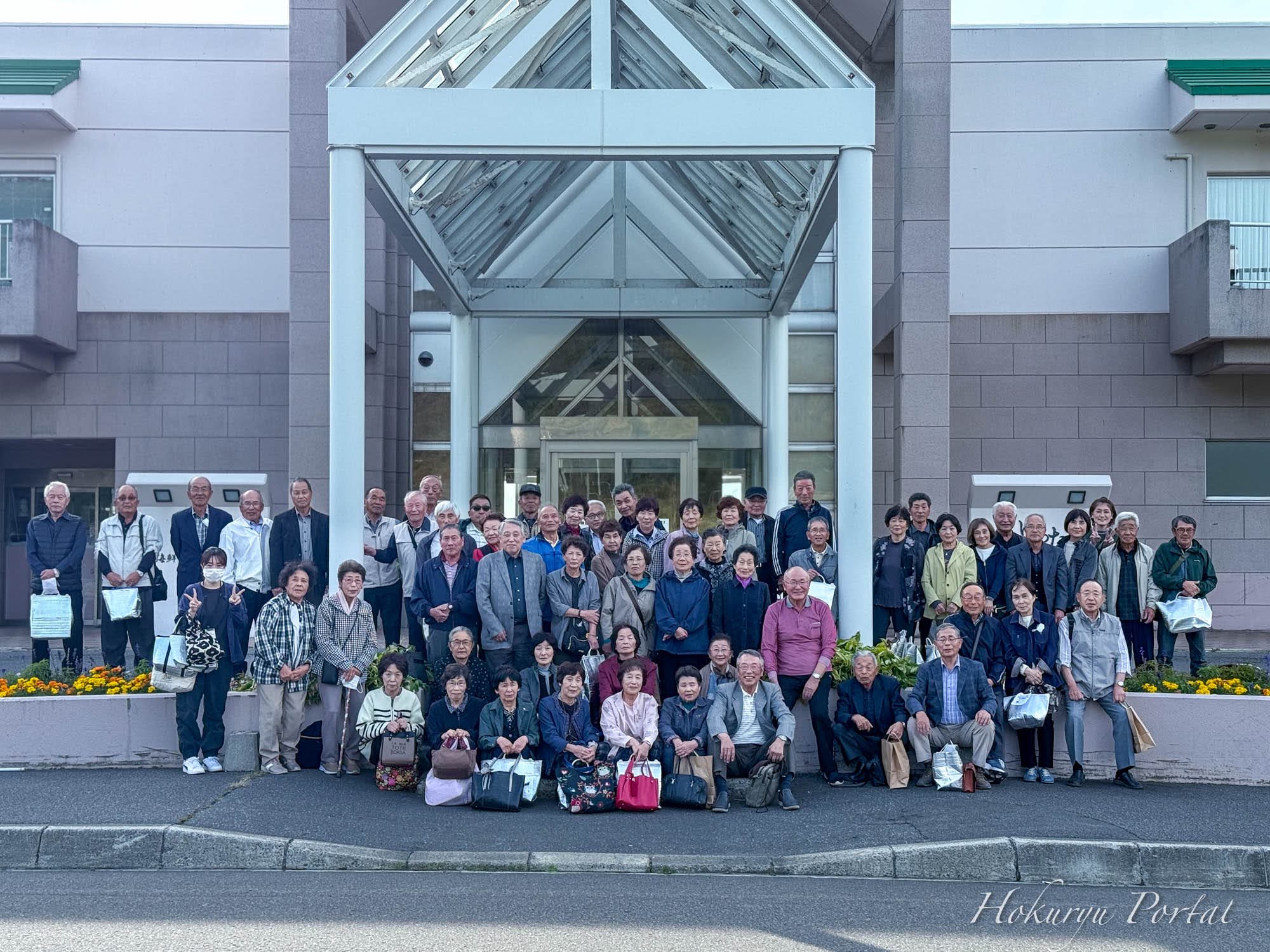 人生の豊かさは仲間との笑顔の中に。北竜町ひまわり長寿会連合会、心つながる秋の旅路