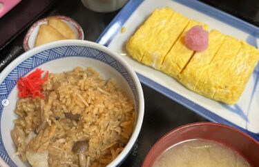 🌻 11月24日（月）本日の日替わりランチ：豚の炊き込みご飯＆卵焼きセット（サラダ付き）でした ♪【お食事処向日葵】