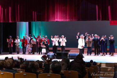 Suara nyanyian menjadi sumber penyemangat. Musim gugur yang menghangatkan hati di Fukagawa, Festival Lagu Kampung Halaman Amal Tahunan ke-4 sedang diselenggarakan.