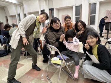 Perşembe, 13 Kasım. Bugün 3'ten 70'li yaşlara kadar 18 kişiyle prova yaptık. ￼Soprano öğretmeni T'nin sevimli kızı da katıldı. Geleceği için koroyu gözlemlemeye geldi. 🥰 ￼￼【Hokuryu Kasabası Ayçiçeği Korosu】