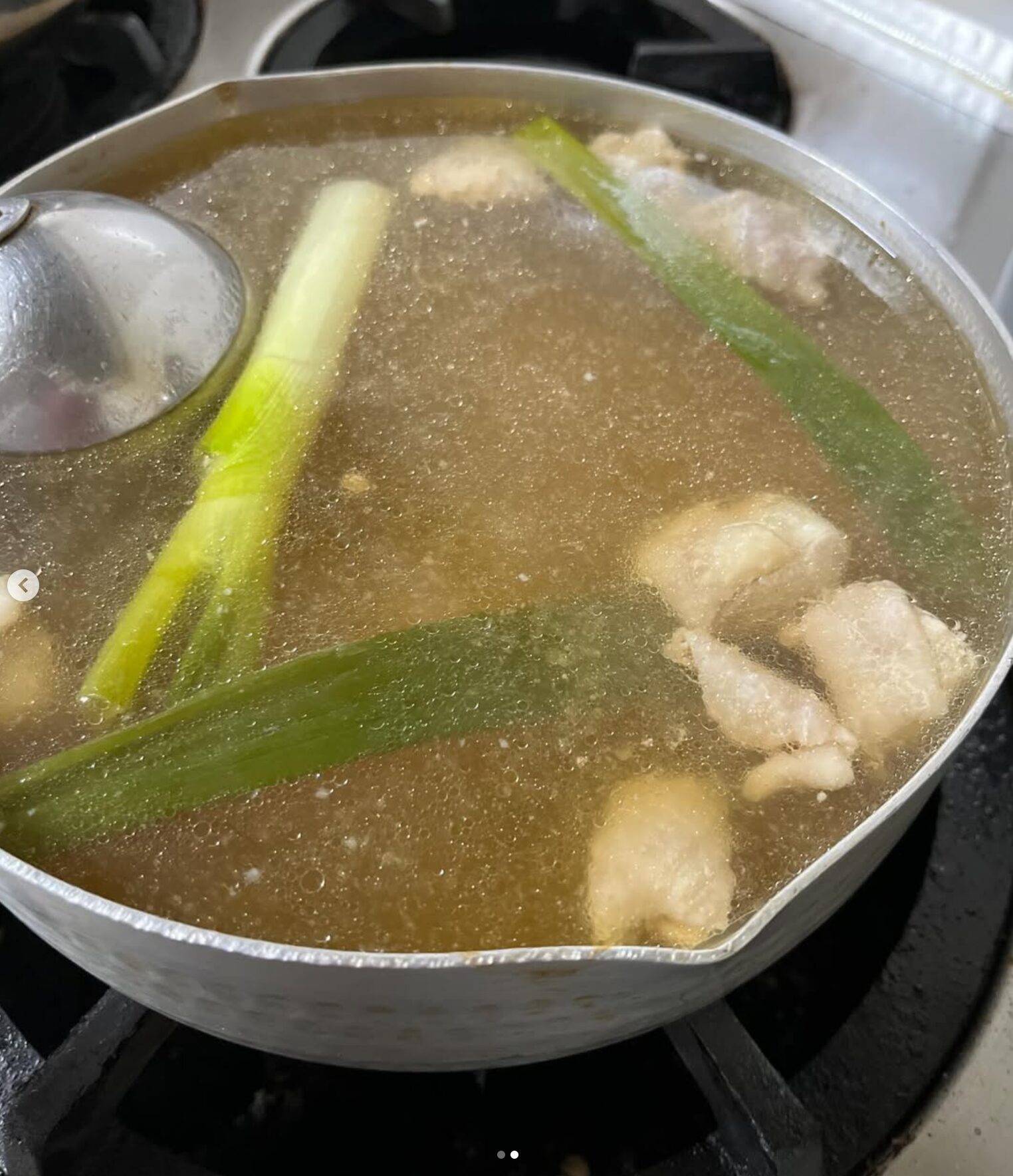 🌻 12月8日（月）本日の日替わりランチ：塩味ベースの鶏ラーメンでした ♪ 当店のラーメンに使用しているチャーシューは自家製なのですが、その仕込みの際に出る旨みたっぷりの出し汁を使って本日はラーメンにしました🍜【お食事処向日葵】