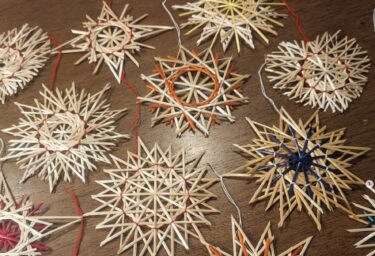 麦わらも素朴な自然素材なのに加工すると可愛い作品になります☺️ ⁡【tumugi1114】