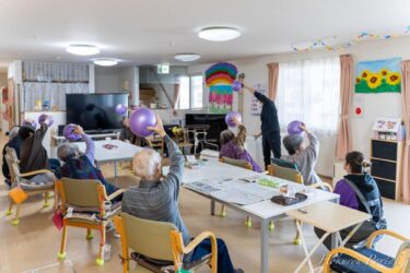 Lớp học thể dục dụng cụ tại nhà ở tập thể Aomizu do huấn luyện viên Aki Shiraishi hướng dẫn.