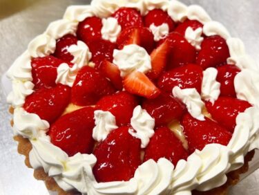 ☀️🌞 Chúng tôi vừa nhận được đơn đặt bánh từ một khách hàng. Đó là bánh tart dâu tây. Bánh dành cho một dịp kỷ niệm quan trọng. Chúc mừng! 👏 👏 🥂【Kitchen Haruharu】