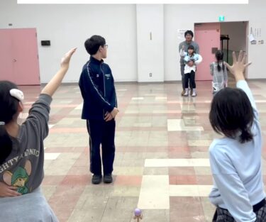 子どもたちが新しい遊びをはじめてた 🤣 グリコ（みなさんの地域では何て言います？）をして、ゴールまできたら決められた技を一発で成功しないと抜けられないルール 😂【北竜けん玉クラブ】