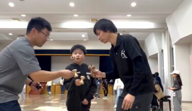 Berikut versi lain dari pertunjukan komedi kendama yang saya posting beberapa hari lalu, tentang perjalanan keliling Jepang. Komedi kendama itu menyenangkan (saya yakin) [Klub Kendama Hokuryu]