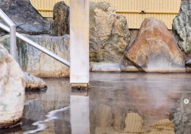 Start by warming up slowly in our indoor bath! Our pride and joy! Our open-air bath with free-flowing natural hot spring water offers the ultimate refreshment while gazing at the blue sky 🌿 [Sunflower Park Hokuryu Onsen]