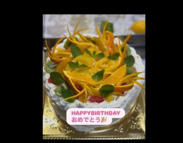 ☀️🌞 常連様の奥様が今日お誕生日です。 誕生日ケーキを作って欲しい。マスター気合い入れて作りました。ふんだんにフルーツを使用した フルーツケーキでございます♪【Kitchen晴晴】