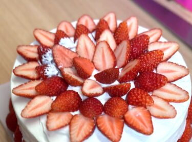 ☀️🌞 お客様のご要望いちご🍓をふんだんに使ったお誕生日ケーキです。喜んでくれたかなぁ？ おめでとう御座います ㊗️【Kitchen晴晴】