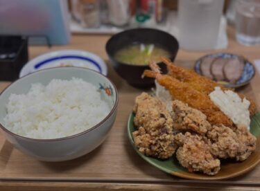 ☀️🌞 常連様の今日のごはん🍚 唐揚げプレートにトッピングにえびフライ、ポテサラと ポッサムになります【Kitchen晴晴】